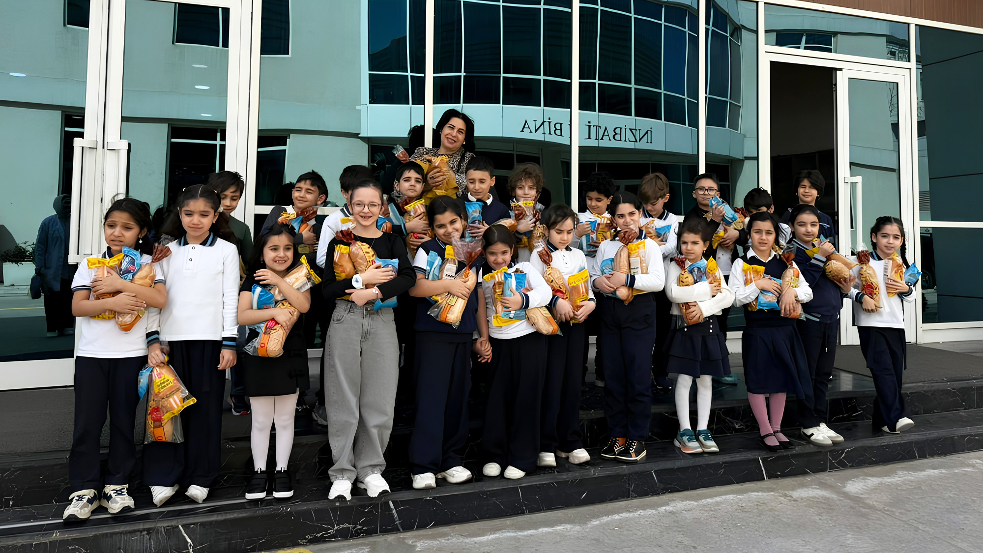 189 nömrəli məktəbin şagirdləri N1 Çörək Zavodunun qonağı olub